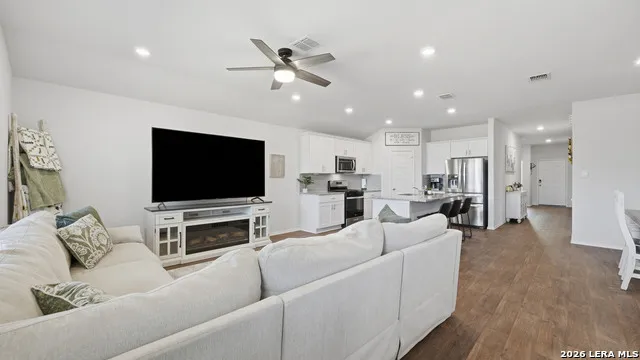 433 DEBORAH DR New Braunfels, TX 78130