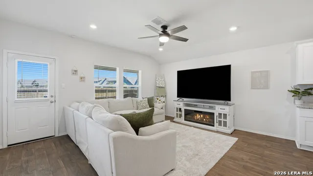 433 DEBORAH DR New Braunfels, TX 78130