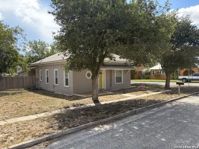 423 S 6TH ST Kenedy, TX 78119