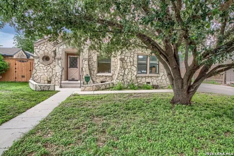 281 W Mariposa