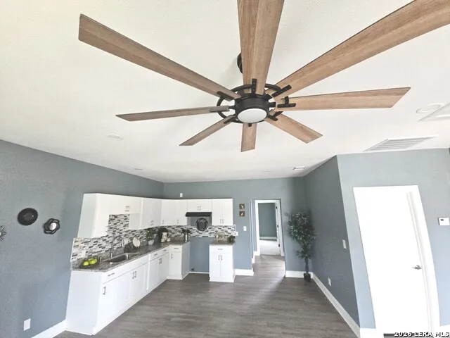 325 Ave B Poteet, TX 78065
