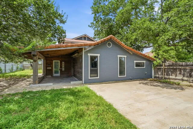 606 E AUSTIN ST Luling, TX 78648