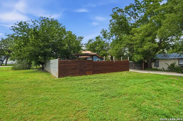 606 E AUSTIN ST Luling, TX 78648