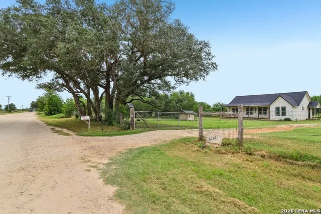 1213 County Road 1670 Moore, TX 78057