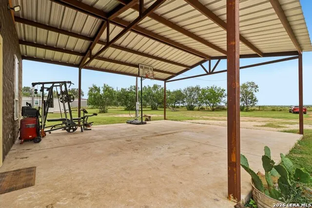 1213 County Road 1670 Moore, TX 78057