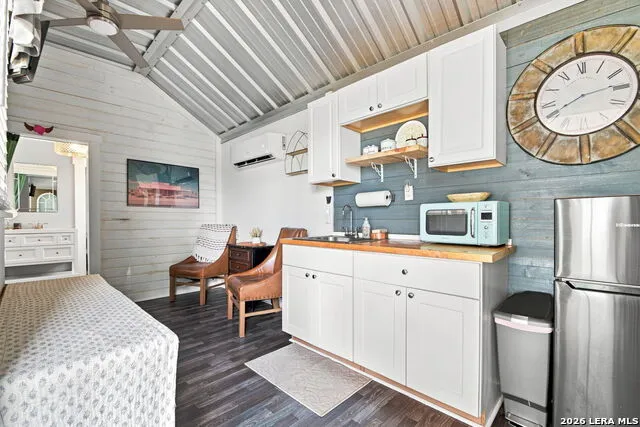 1754 County Road 467 Stockdale, TX 78160