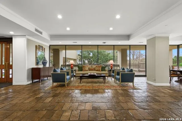 4001 New Braunfels #APT 302A San Antonio, TX 78209