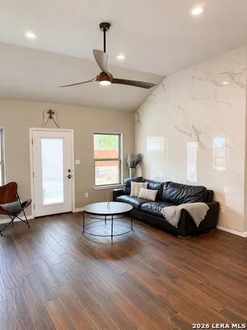 231 Navarro Xing #7B Seguin, TX 78155