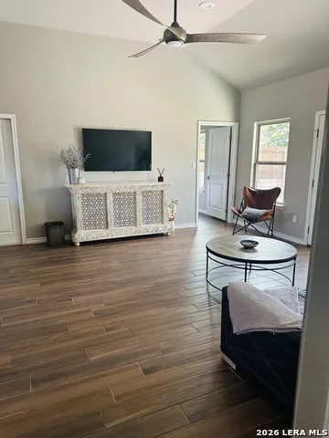 231 Navarro Xing #7B Seguin, TX 78155