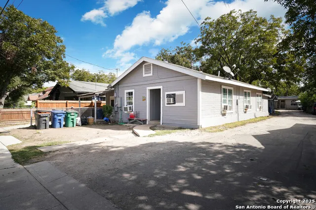 148 GIFFORD ST San Antonio, TX 78211