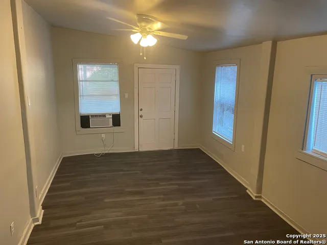 148 GIFFORD ST San Antonio, TX 78211