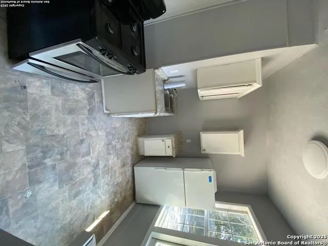148 GIFFORD ST San Antonio, TX 78211