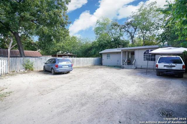 148 GIFFORD ST San Antonio, TX 78211