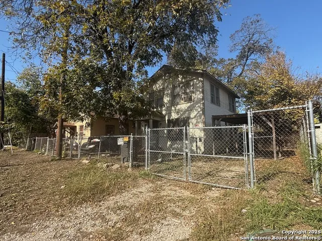 1221 Center San Antonio, TX 78202