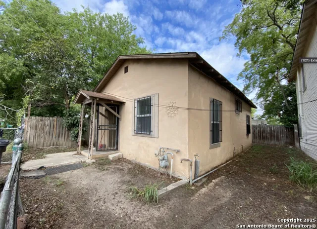 1221 Center San Antonio, TX 78202
