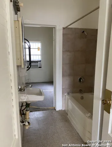 1221 Center San Antonio, TX 78202