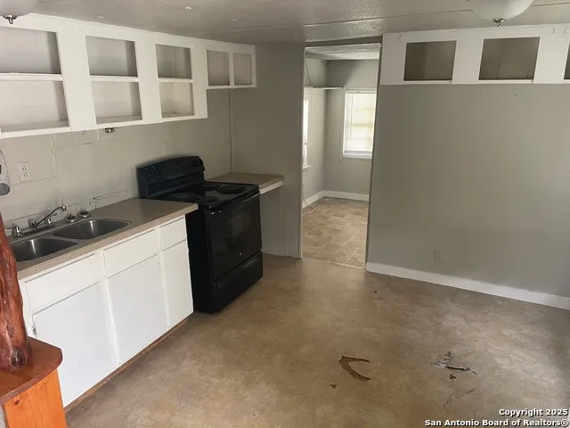 80 San Antonio St Campbellton, TX 78008