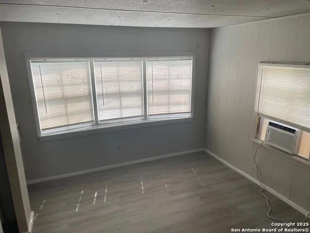 80 San Antonio St Campbellton, TX 78008