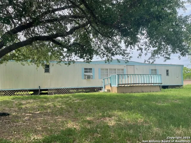 80 San Antonio St Campbellton, TX 78008