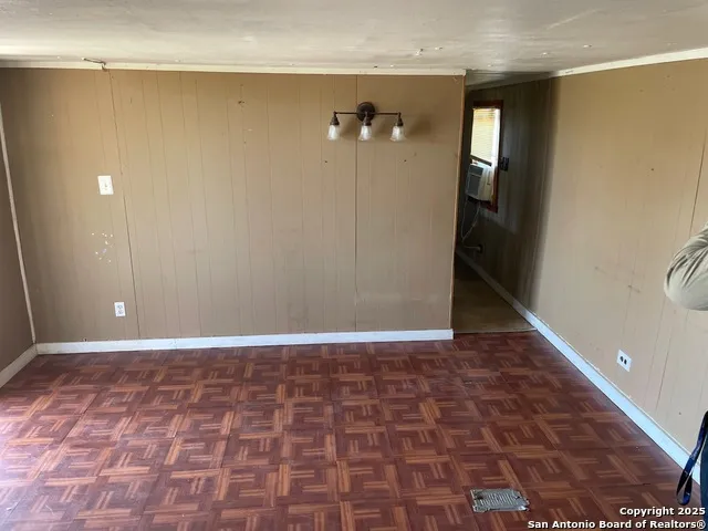 80 San Antonio St Campbellton, TX 78008