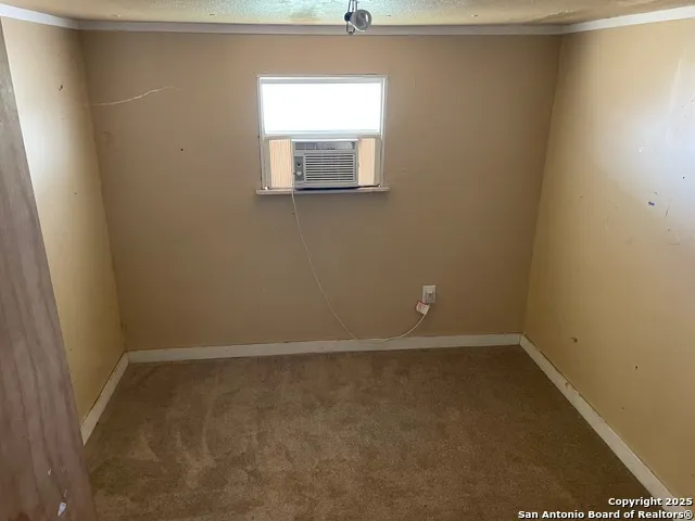 80 San Antonio St Campbellton, TX 78008