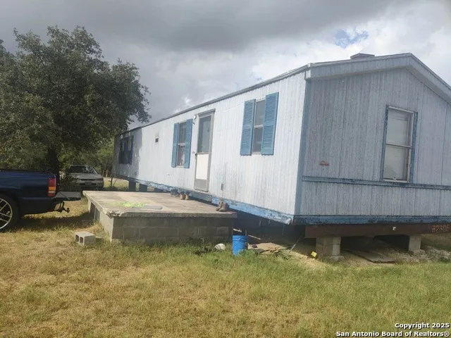 80 San Antonio St Campbellton, TX 78008