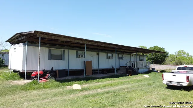 80 San Antonio St Campbellton, TX 78008