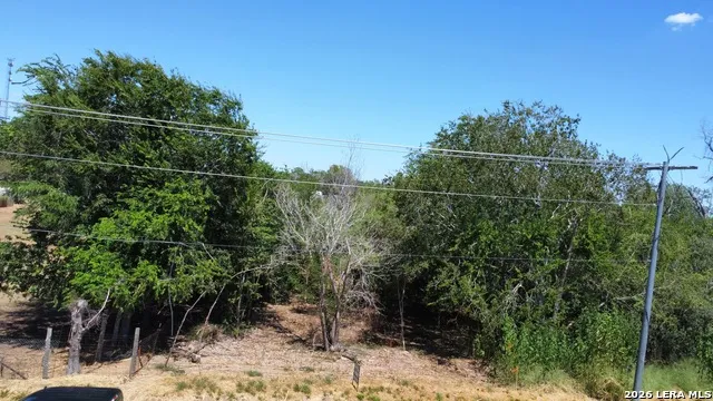 1208 6TH ST Floresville, TX 78114
