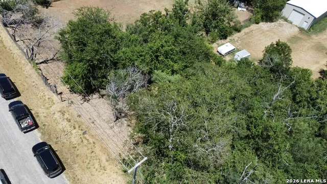 1208 6TH ST Floresville, TX 78114
