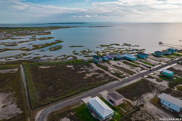 82 NEWCOMB BEND LOOP Rockport, TX 78382