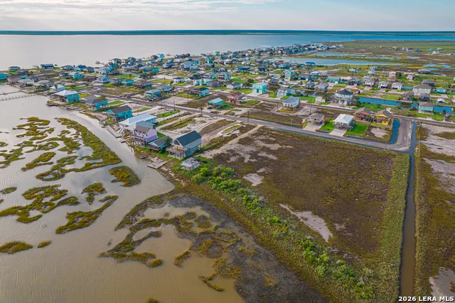 82 NEWCOMB BEND LOOP Rockport, TX 78382