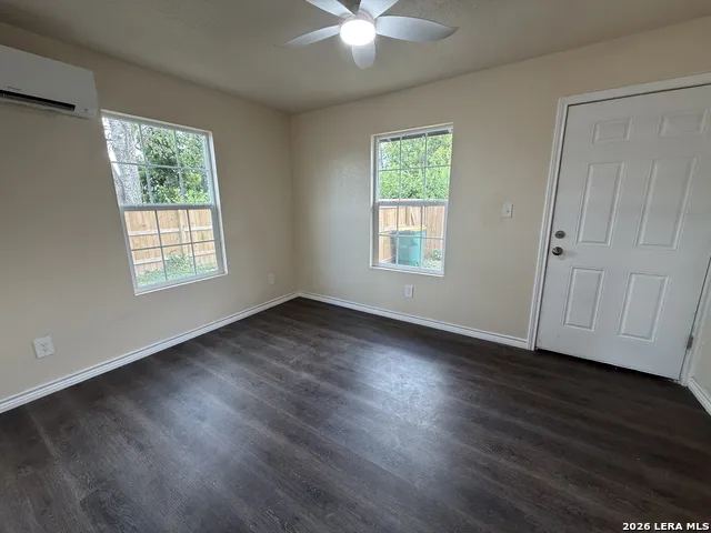 705 CROCKETT DR Universal City, TX 78148