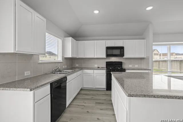 4837 PARK GLN Marion, TX 78124