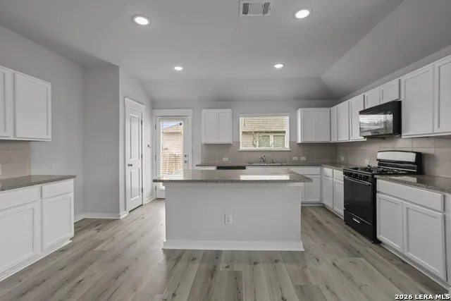 4837 PARK GLN Marion, TX 78124