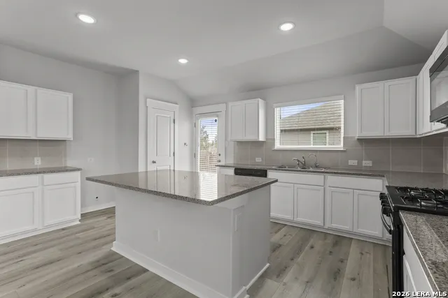 4837 PARK GLN Marion, TX 78124
