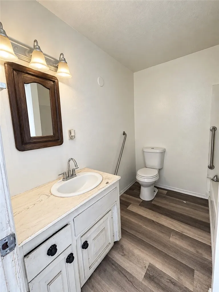 180 E Warner Avenue Fresno, CA 93710