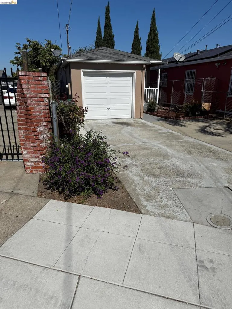 2111 100Th Ave Oakland, CA 94603