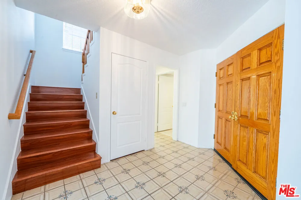 12023 Stone Gate Way Los Angeles, CA 91326