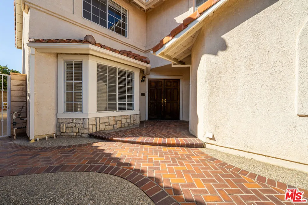 12023 Stone Gate Way Los Angeles, CA 91326