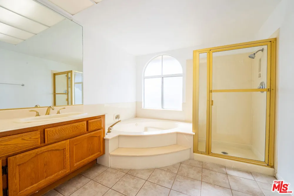 12023 Stone Gate Way Los Angeles, CA 91326