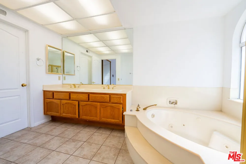 12023 Stone Gate Way Los Angeles, CA 91326