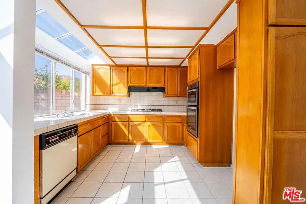 12023 Stone Gate Way Los Angeles, CA 91326