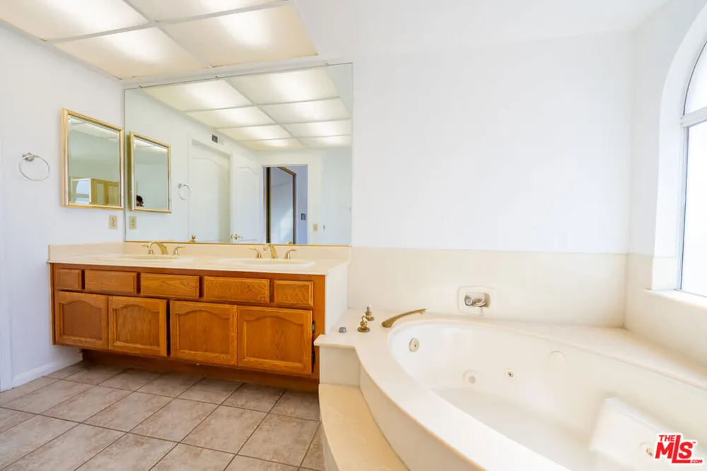 12023 Stone Gate Way Los Angeles, CA 91326