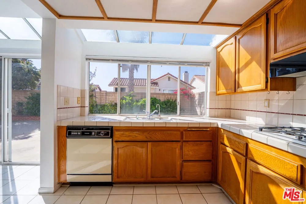 12023 Stone Gate Way Los Angeles, CA 91326