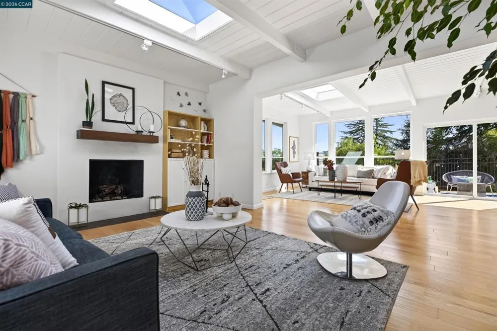 11 Las Palomas Orinda, CA 94563