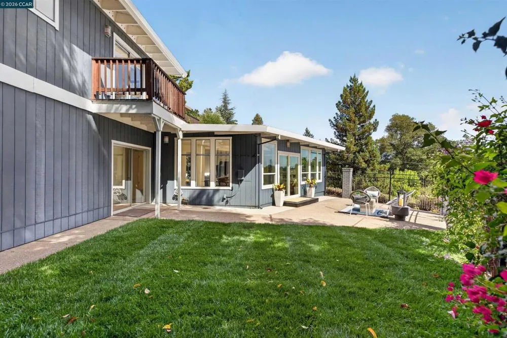 11 Las Palomas Orinda, CA 94563