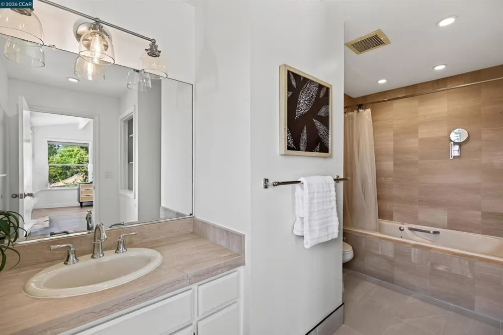 11 Las Palomas Orinda, CA 94563