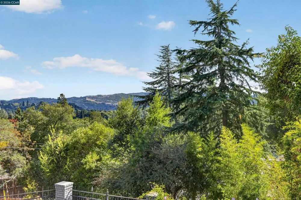 11 Las Palomas Orinda, CA 94563