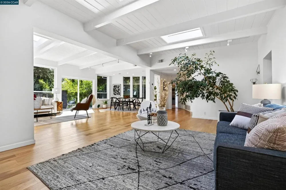 11 Las Palomas Orinda, CA 94563