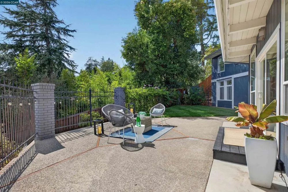 11 Las Palomas Orinda, CA 94563